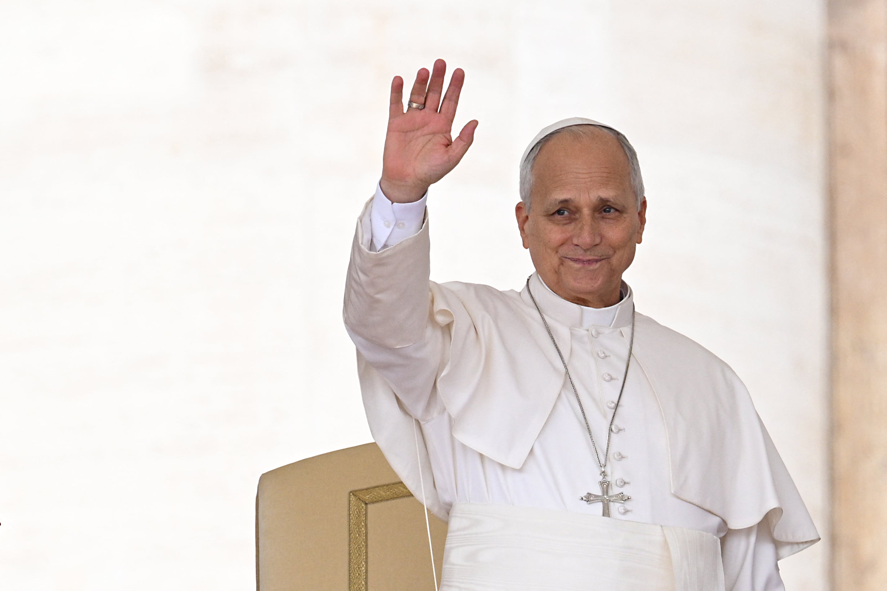 El papa León XIV saluda a la multitud al inicio de su audiencia general semanal en la Plaza de San Pedro, en el Vaticano, el 7 de octubre de 2026. (Foto de Andreas SOLARO / AFP).
