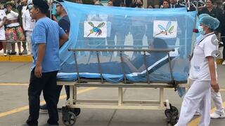 Grupo de enfermeros realizó desfile y colocaron a una particular paciente en innovadora camilla