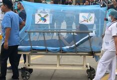 Grupo de enfermeros realizó desfile y colocaron a una particular paciente en innovadora camilla