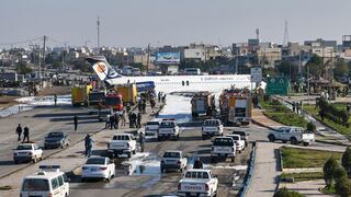 Avión choca contra vallas de aeropuerto y aterriza en plena carretera de Irán │VIDEO