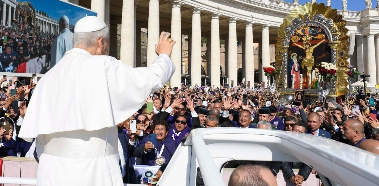 El papa León XIV saludó a la Hermandad del Señor de los Milagros en Roma.
