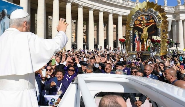 El papa León XIV saludó a la Hermandad del Señor de los Milagros en Roma.