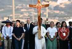 Papa León XIV carga la cruz para pedir por jóvenes de Gaza y Ucrania