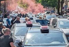 Francia: taxistas en huelga cierran calles con sus autos contra cambios en tarifas