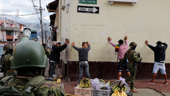 Fuerzas Armadas de Ecuador informan que detuvieron a 329 terroristas y abatieron a cinco. (Foto de STRINGER / AFP)