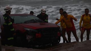 Conductor se duerme en su camioneta y es arrastrado por las olas de playa en la Costa Verde