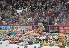Estados Unidos: Lanzan 100 mil ositos de peluche durante partido e imponen récord