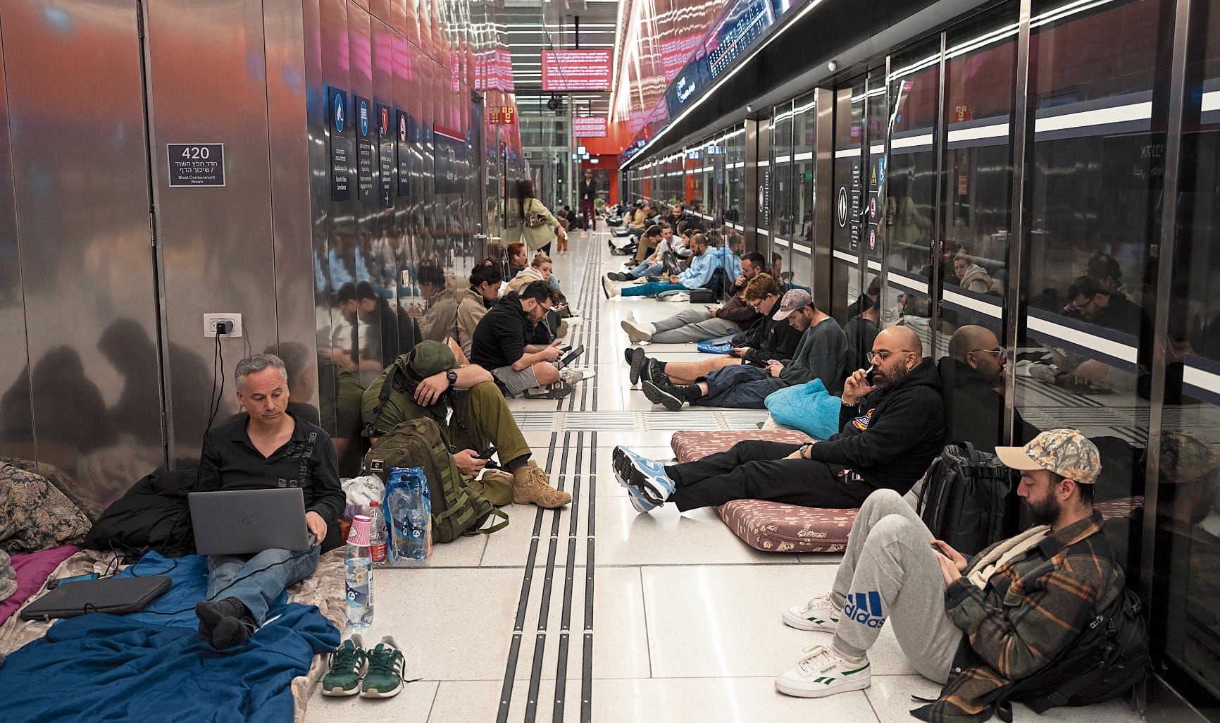 La población en Israel se esconde en refugios seguros.