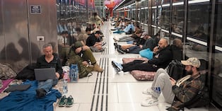 La población en Israel se esconde en refugios seguros.