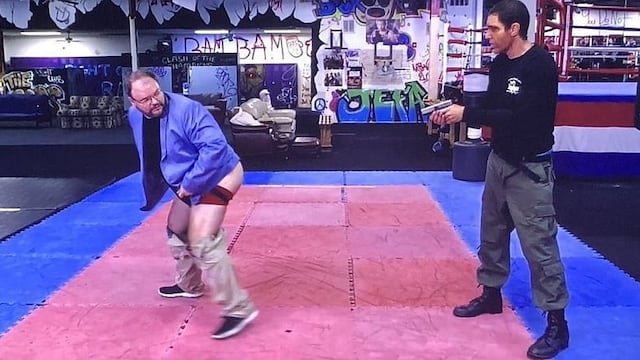 ​Congresista se baja pantalones y grita "nigger" en práctica antiterrorista (VIDEO)