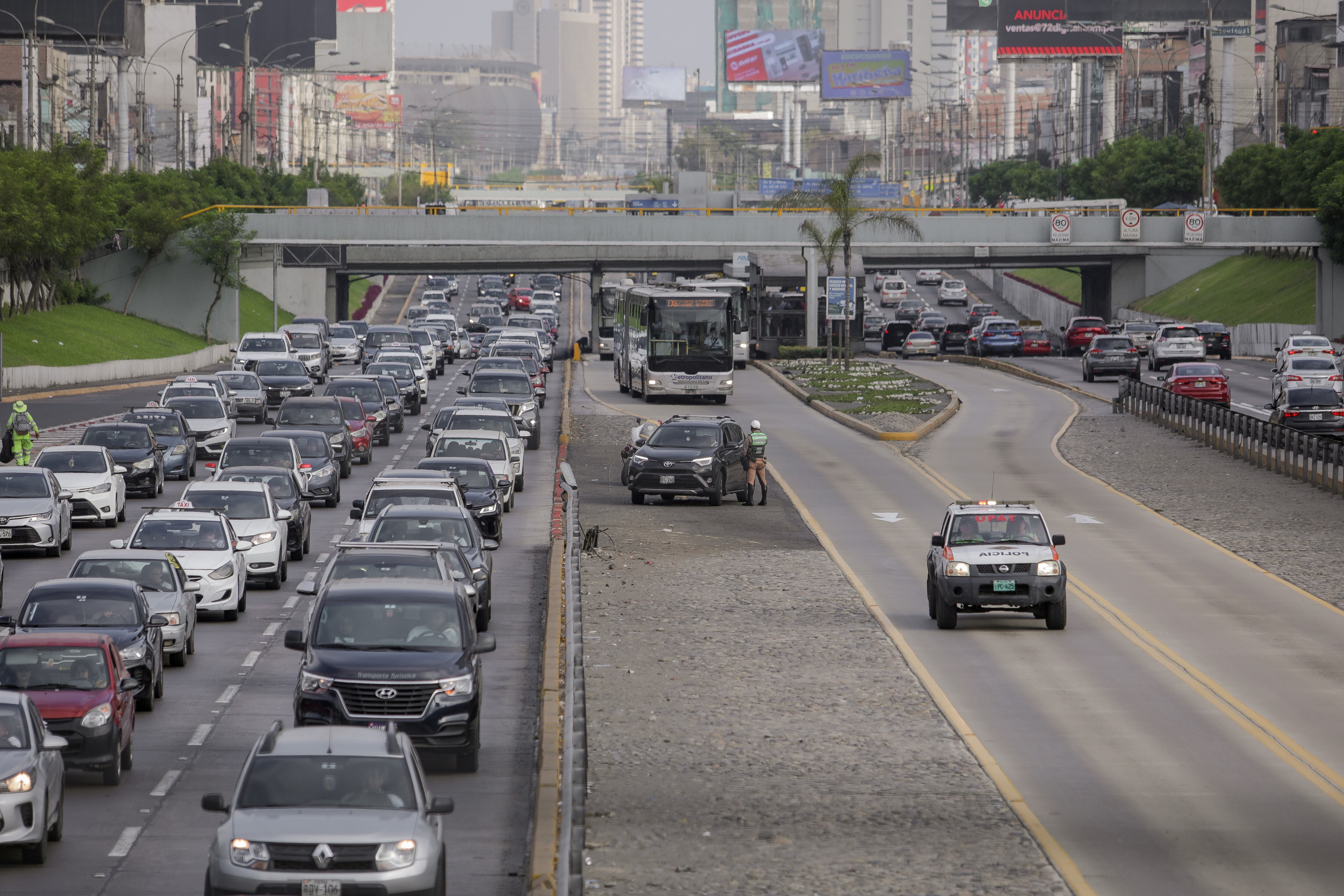 El vehículo de placa BFC-240 es intervenido por la policía al invadir el carril exclusivo del Metropolitano a la altura de la Estación Canadá.