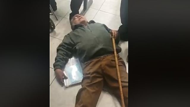 Anciano se desmaya en hospital por pésima atención (VIDEO)