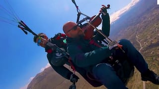 Un diestro violinista causa revuelo en las redes por dar un recital durante un vuelo en parapente