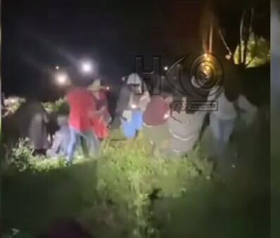 Según reportan testigos, el vehículo rodó más de 80 metros y varios de los pasajeros salieron disparados por las ventanas. Comuneros de la zona tuvieron que acudir al rescate de los heridos.