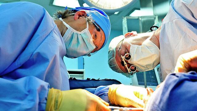 Oficializan ley que prohíbe cirugías plásticas a menores de edad 