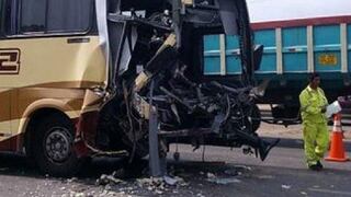 Pisco: Dos muertos tras choque entre bus y camioneta