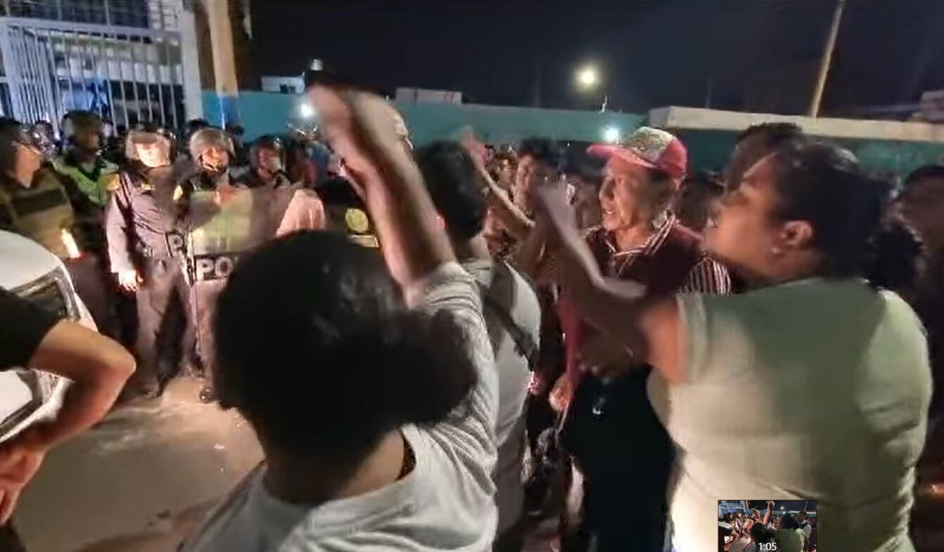 Población enardecida intentó linchar a feminicida a quien lanzaron piedras y otros objetos.