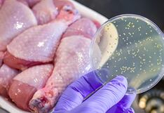Comer para vivir: ¿Por qué es peligroso lavar el pollo crudo?