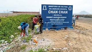 Voluntarios recogen desmonte y desperdicios al limpiar la zona de Chan Chan