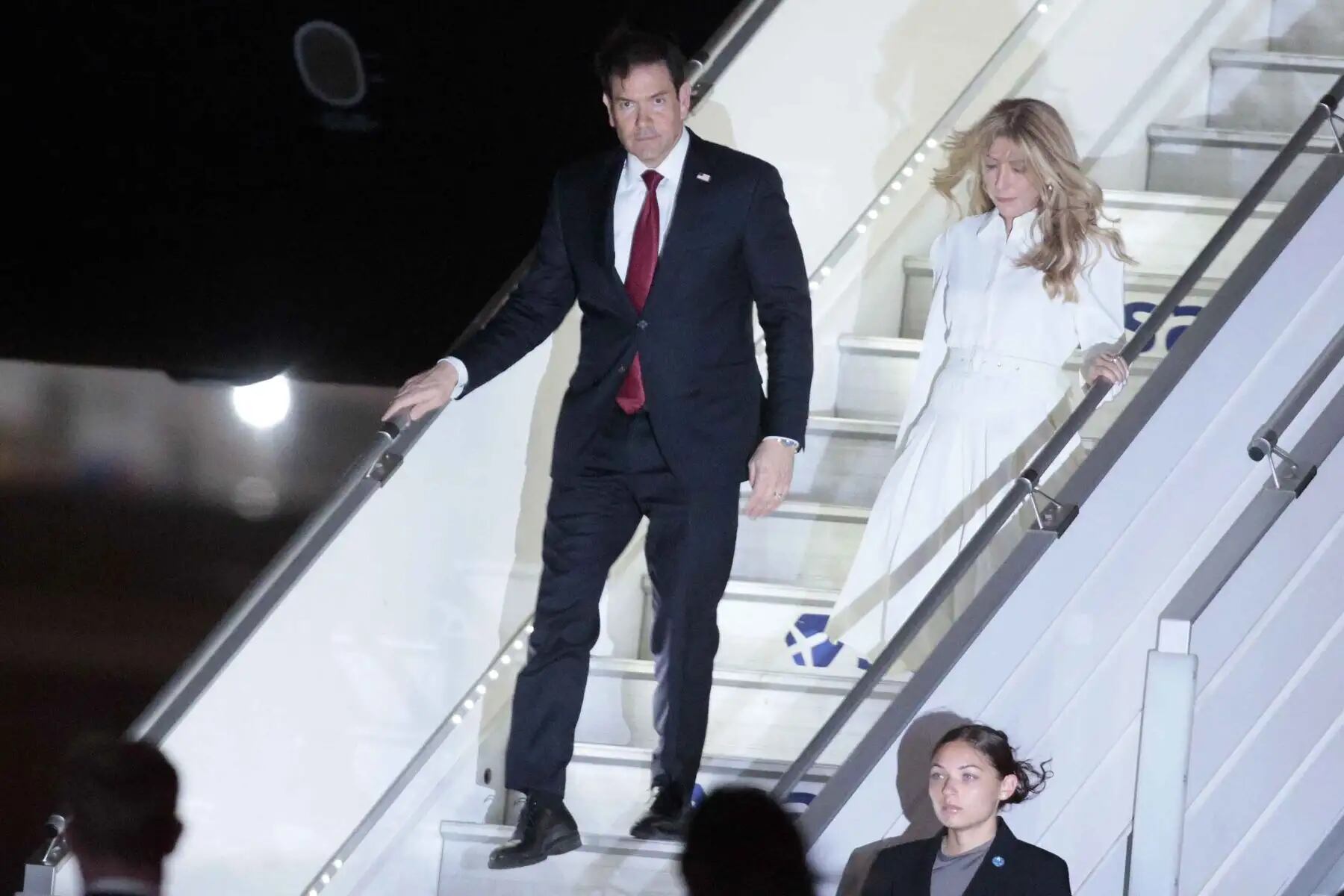 mericana.
El secretario de Estado de Estados Unidos (EE.UU.), Marco Rubio, es un trumpista una trae una agenda para frenar a la presencia de China en la región. Acá, a su llegada de Lima, junto a su esposa. Foto: ANDINA/Vidal Tarqui.