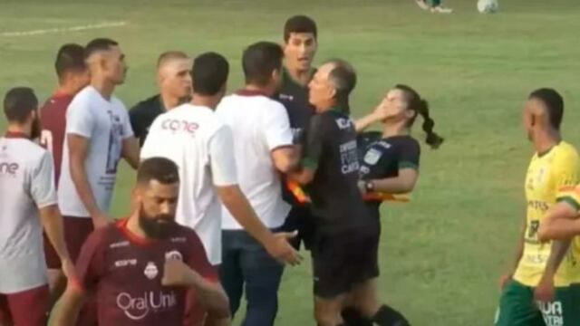 Entrenador se volvió loco y agredió a árbitra de un cabezazo en el fútbol de Brasil | VIDEO
