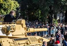 Presidente Javier Milei arma show al subirse a tanque de guerra, cerrar el puño y gritar