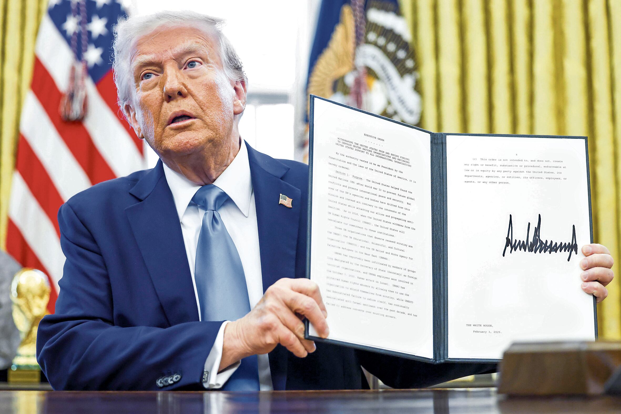 El presidente Donald Trump muestra la orden ejecutiva firmada este martes en Washington DC.