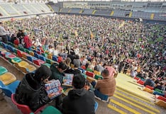 Chilenos, resignados a estar fuera del mundial, cambian figuritas del mundial en estadio de fútbol