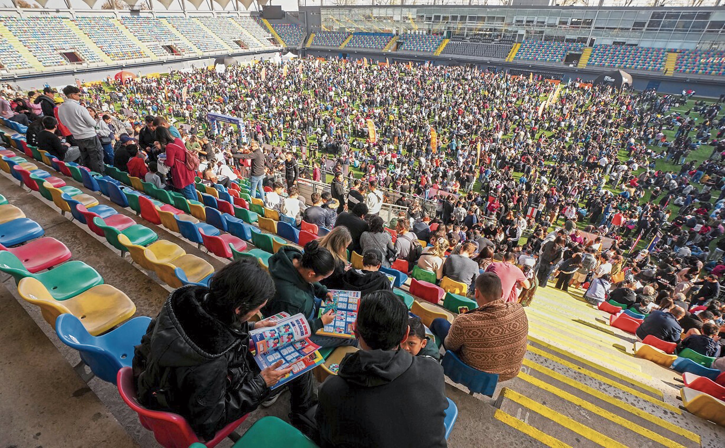 Estadio Bicentenario, del Audax Italiano, en Santiago de Chile, concentró a fanáticos que intercambiaron cromos para llenar sus álbumes.