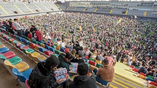 Chilenos, resignados a estar fuera del mundial, cambian figuritas del mundial en estadio de fútbol