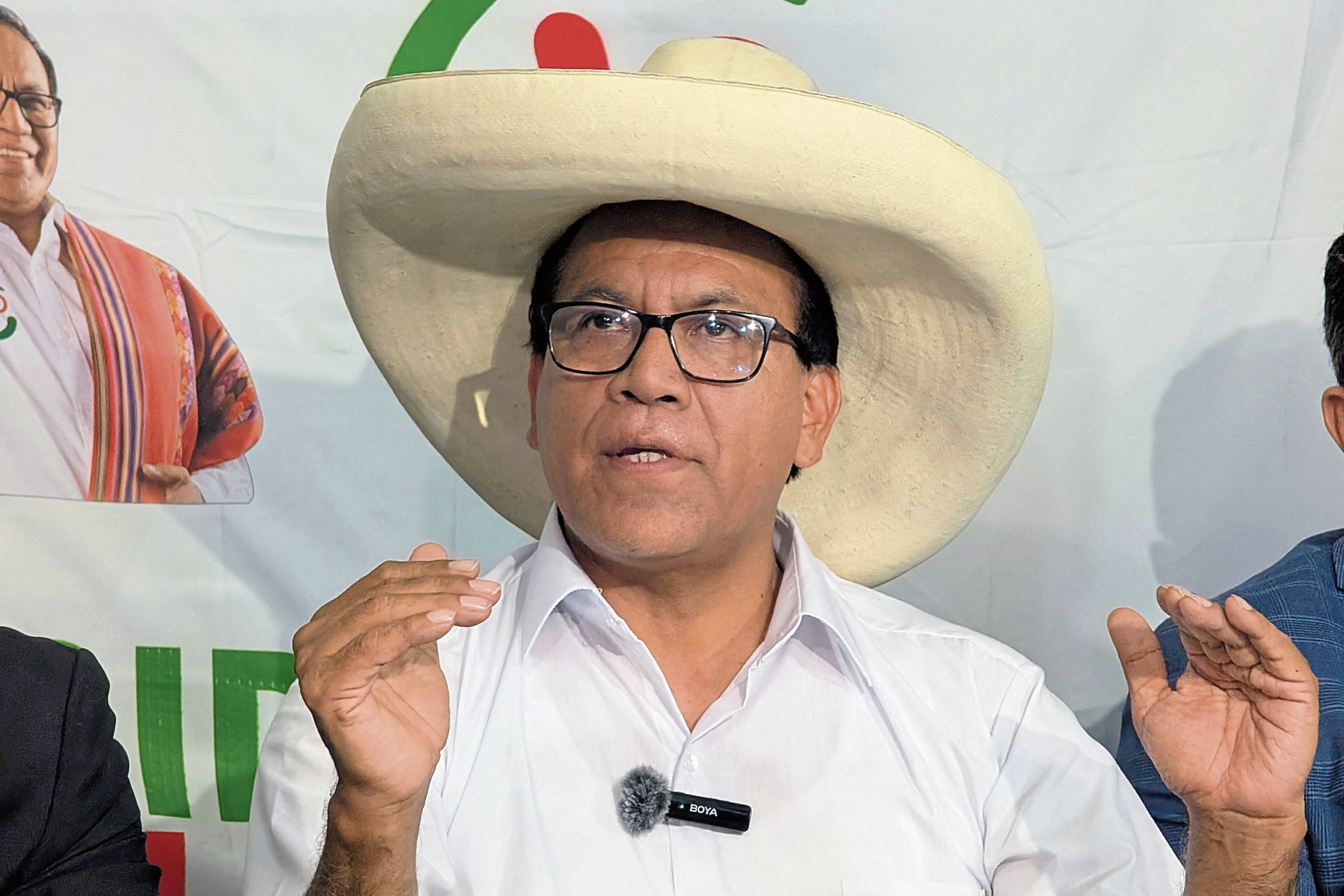 Roberto Sánchez se resiste a aceptar los números oficiales que dan a Keiko como virtual ganadora; mientras Juan Sheput reclama respetar a la voluntad popular. EFE/ Fernando Gimeno