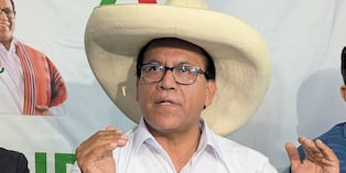 Roberto Sánchez se resiste a aceptar los números oficiales que dan a Keiko como virtual ganadora; mientras Juan Sheput reclama respetar a la voluntad popular. EFE/ Fernando Gimeno