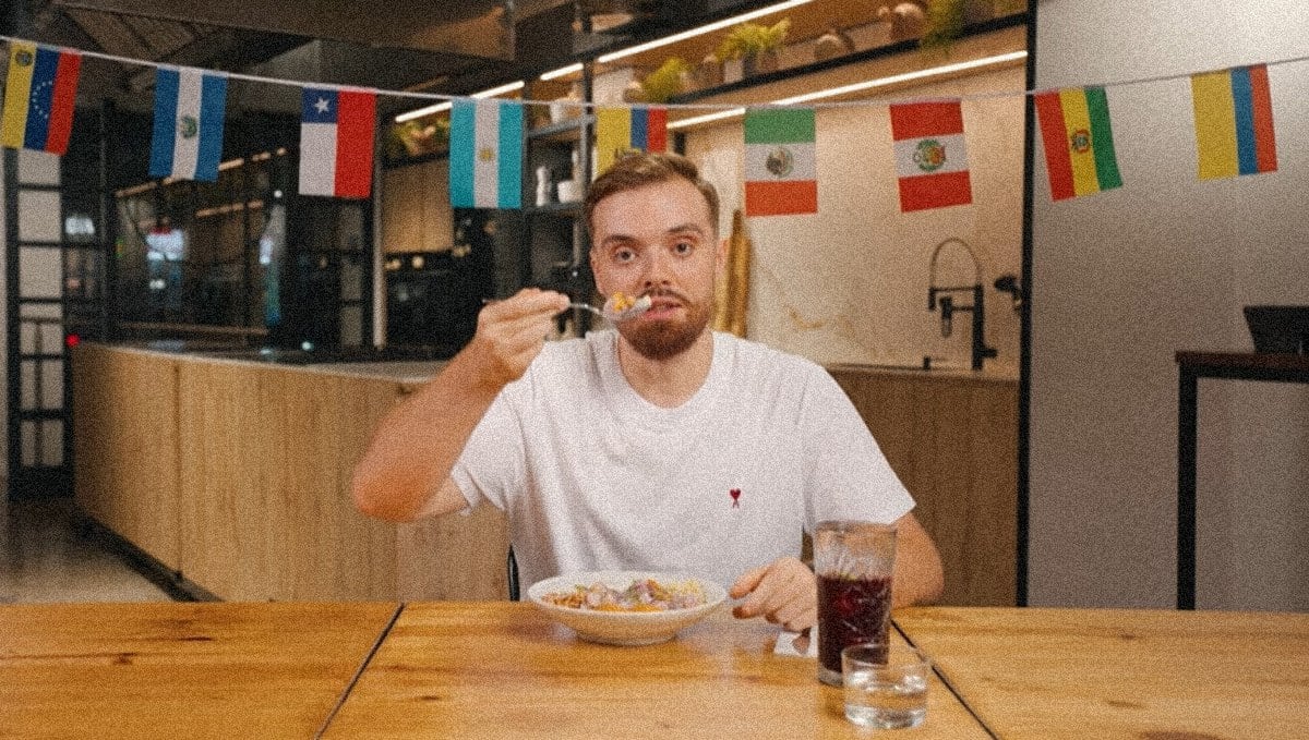 Ibai Llanos probando cebiche peruano para su más reciente video.