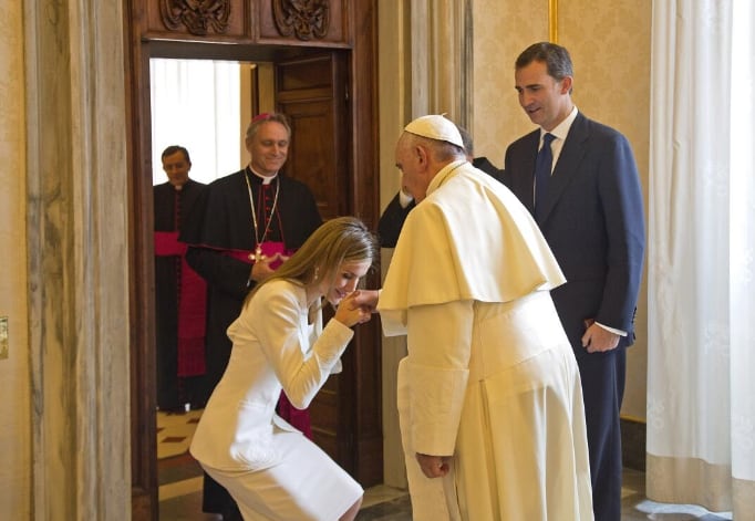 Foto: AFP / Reina Letizia Ortiz, esposa de Felipe VI, rey de España, vestida de blanco y besando el anillo del papa Francisco.