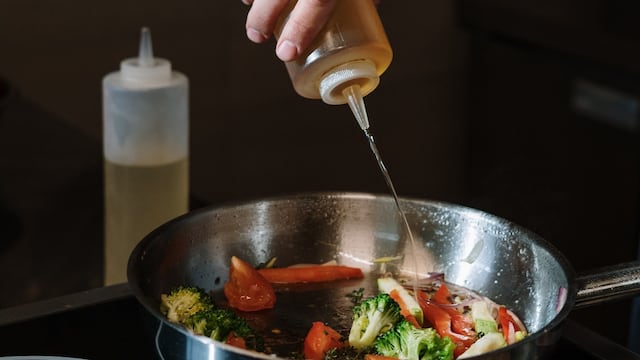 Qué trucos aplicar para alargar la vida del aceite de cocina al momento de freír