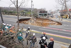 Cráter se abre en la pista y se traga y mata a motociclista