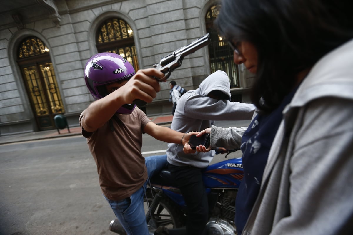 ASALTO EN MOTO. ROBO DE CELULAR CON PISTOLA