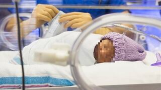 Bebé muere por culpa de incubadora: terminó con quemaduras de tercer grado