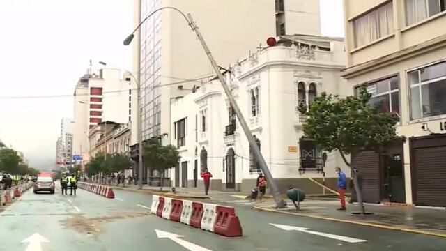 Cercado de Lima: cierran Av. Tacna por posible caída de poste que fue chocado por auto en la madrugada | VIDEO