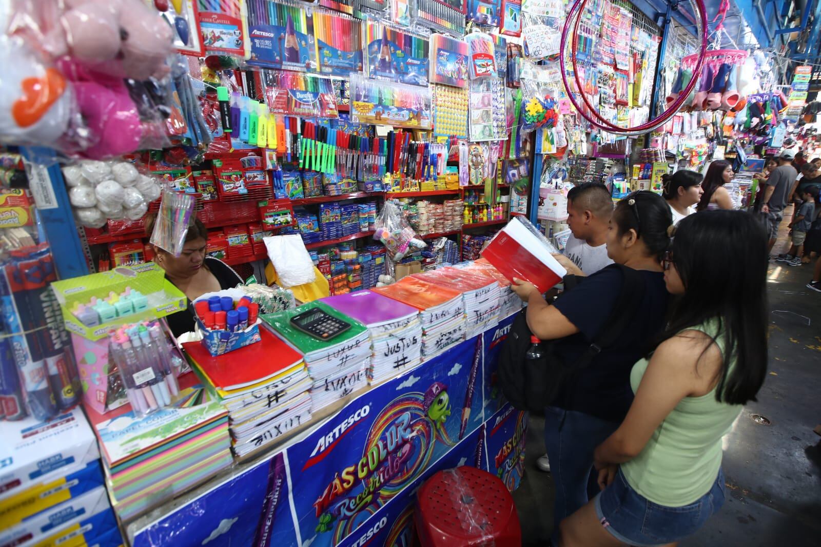 Decenas de padres acuden a Mesa Redonda para comprar lista de útiles.