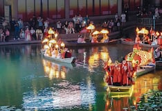 Parejas de novios y enamorados desfilan con peces de luces en Día de San Valentín chino