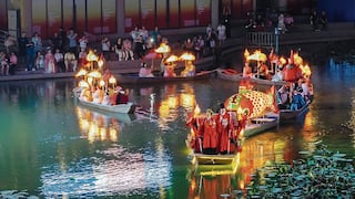 Parejas de novios y enamorados desfilan con peces de luces en Día de San Valentín chino