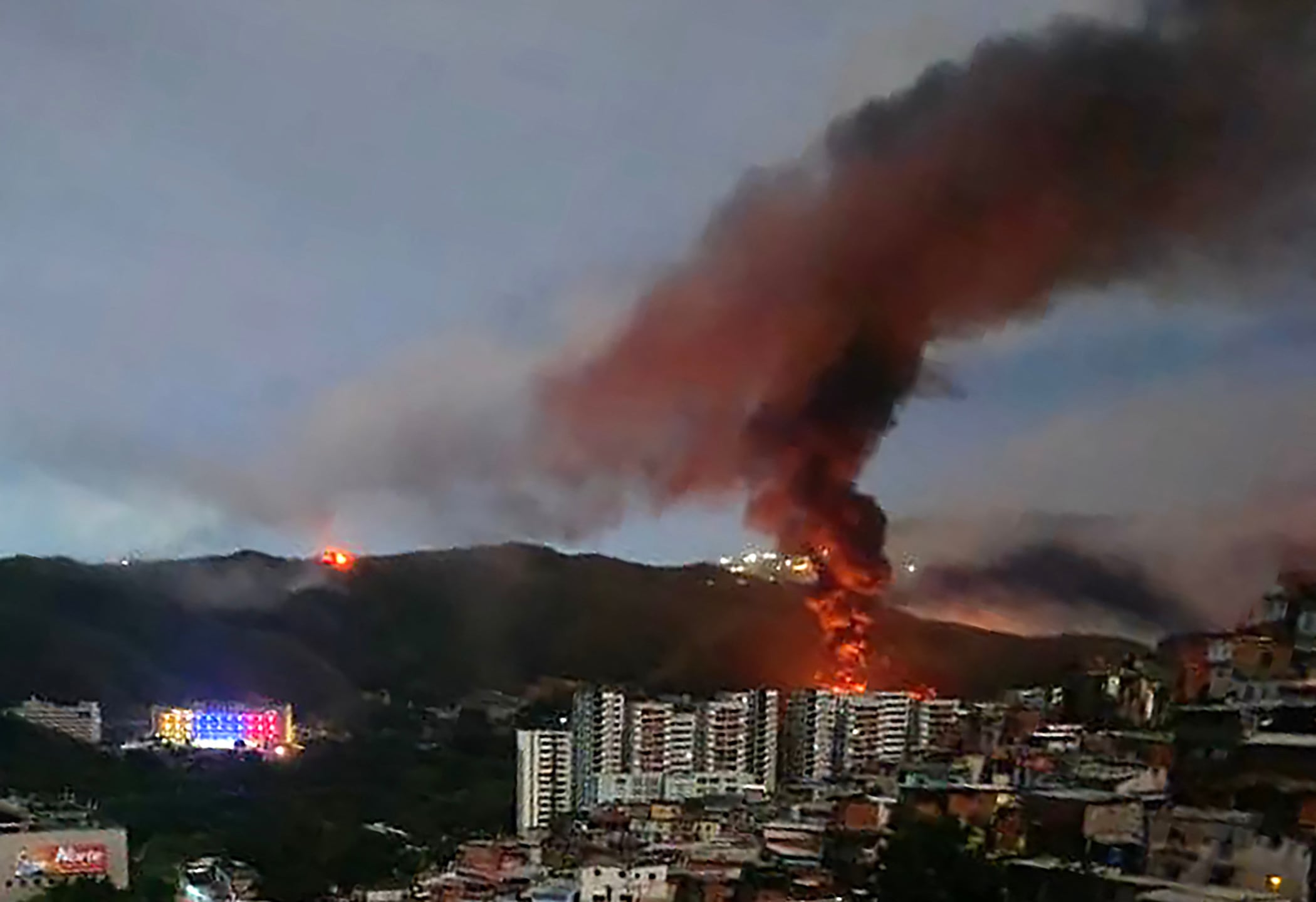 Explosiones en Caracas durante el bombardeo de Estados Unidos en Venezuela. (Photo by AFP)