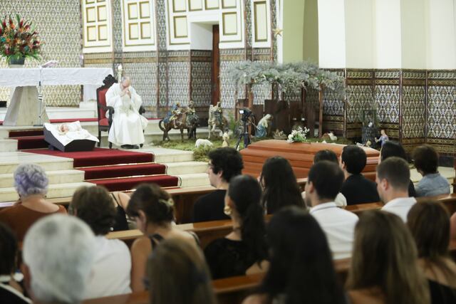 Pedro Suárez-Vértiz: Familiares y fanáticos asistieron a la misa del recordado cantante