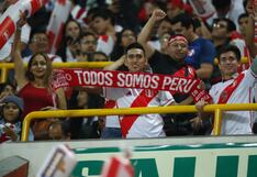 Hinchas con la fe intacta en la Bicolor: estarán hoy en el Estadio Nacional y también irán a Ecuador
