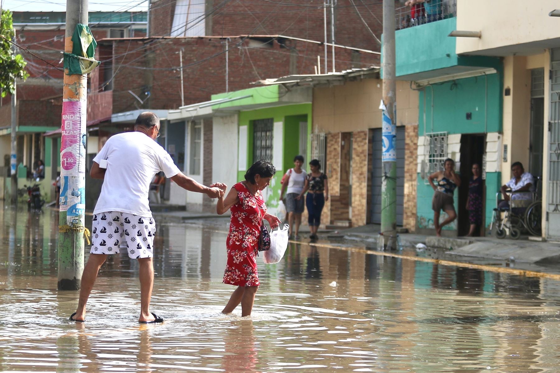 Una torrencial lluvia en marzo de 2023 inundó las principales calles del centro de Piura y Castilla, en Perú. Foto: cortesía Ricardo Cuba / Agencia Andina