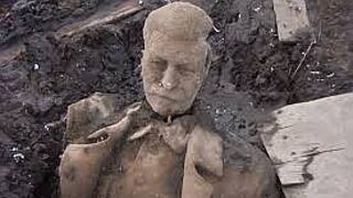 ​Estatua de genocida Stalin emerge en pantano donde estuvo oculta 60 años