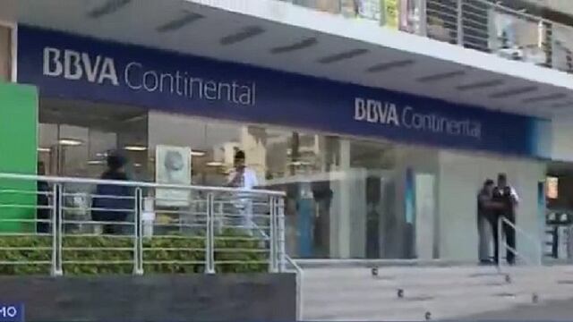 Delincuentes con pasamontañas roban agencia bancaria en Surco 