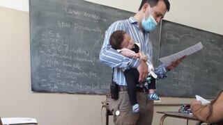 Profesor cuida a la bebé de su estudiante para que atienda las clases sin alguna interrupción