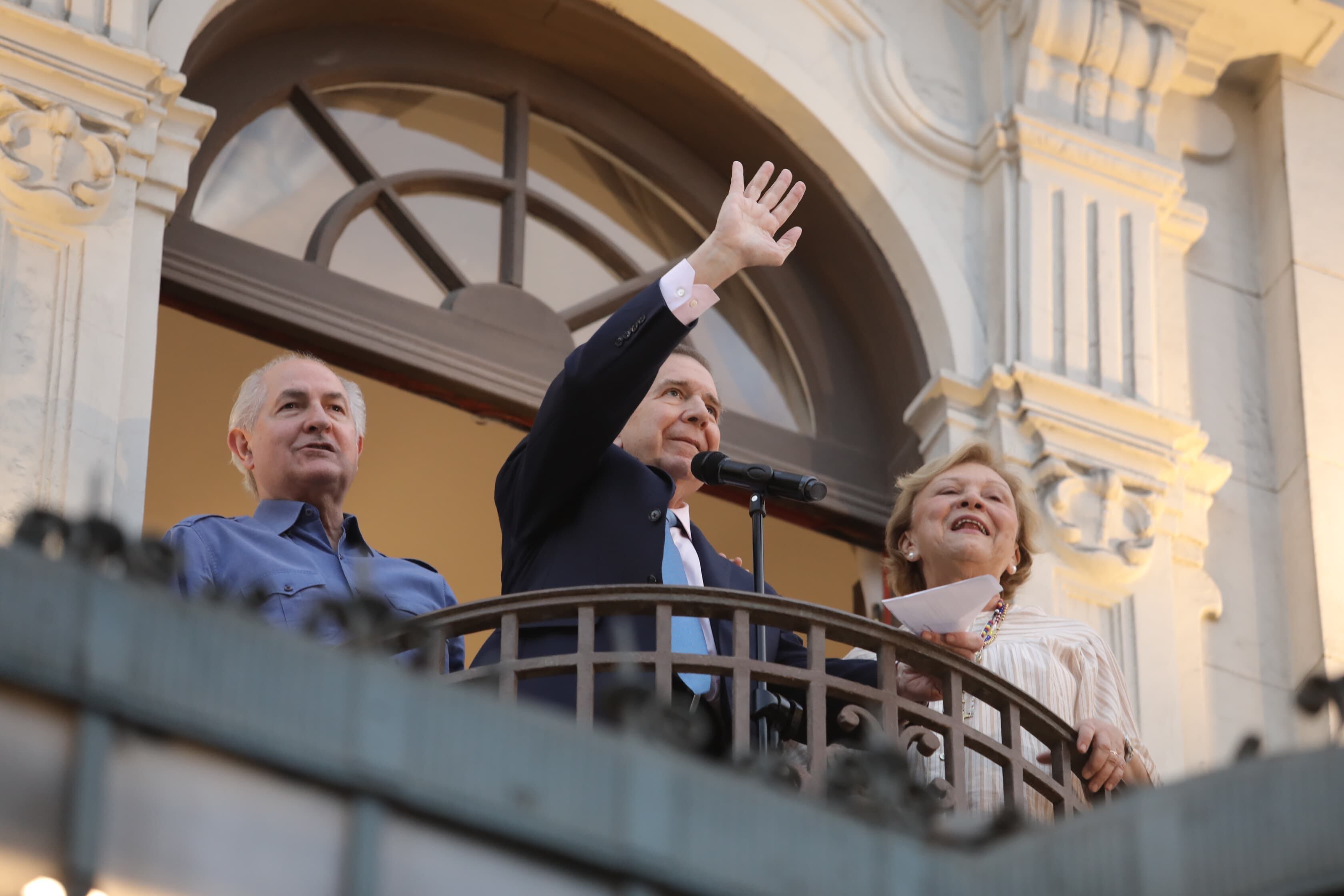 El presidente electo de Venezuela, Edmundo González, da sentido mensaje en un mitin en la Plaza San Martin (Fotos Britanie Arroyo / @photo.gec).